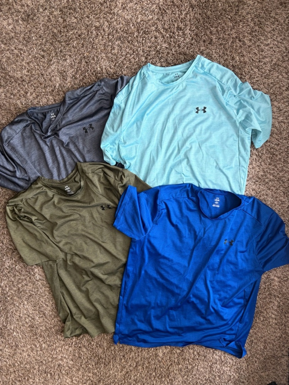 Lot of 4 Under Armour Men’s Short Sleeve Loose Performance Tee - Size Large